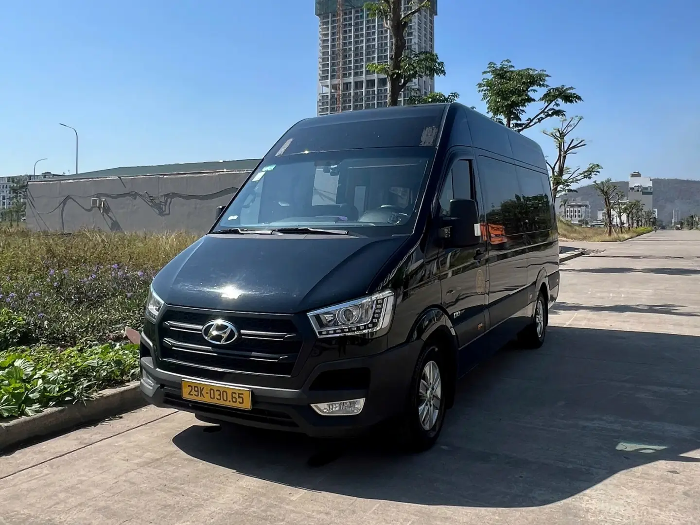 Private Limousine Transfer from Hanoi to Ha Giang (9–11 Seats)