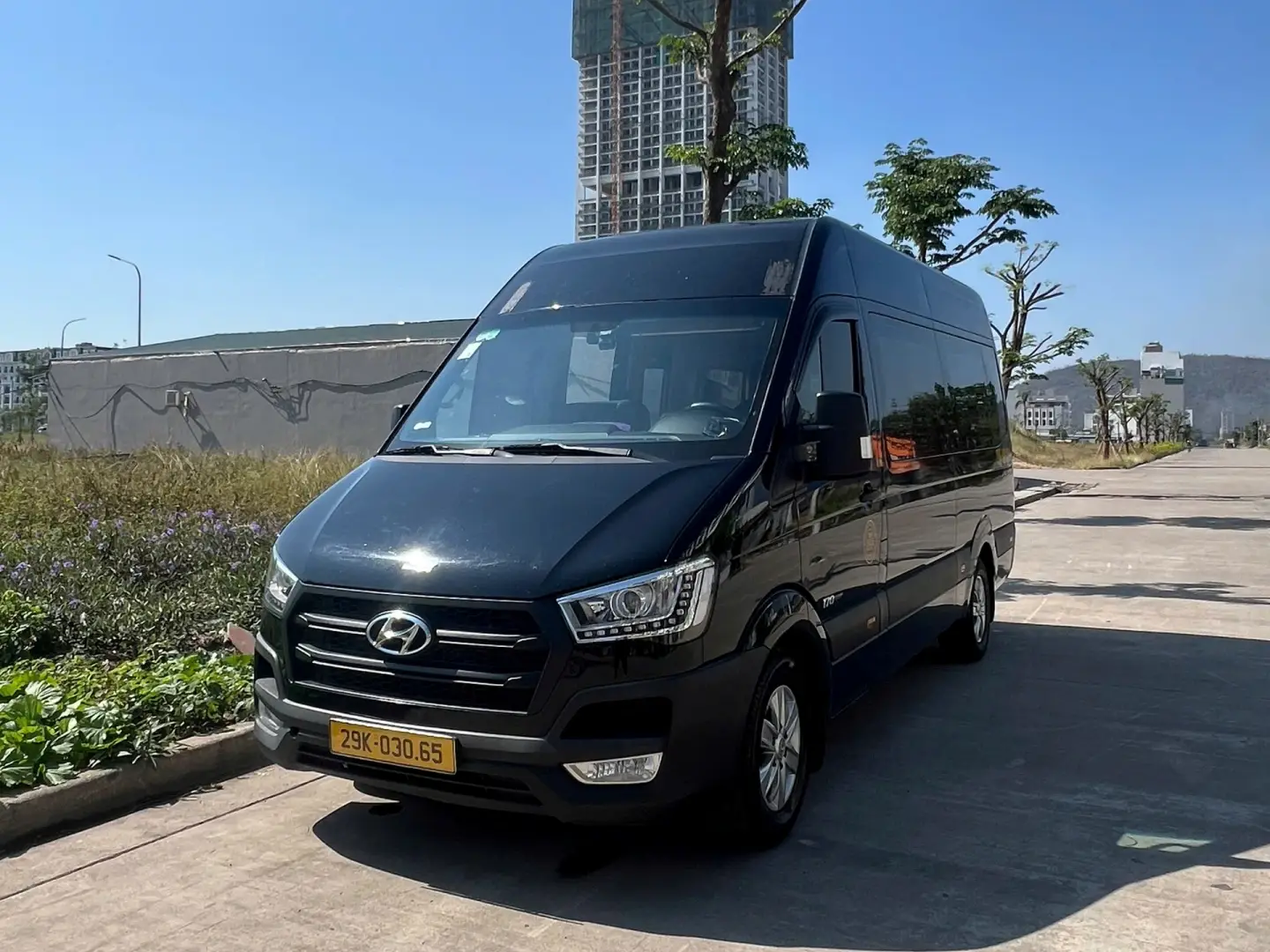 Private Limousine from Hanoi to Halong Bay (9–11 Seats)