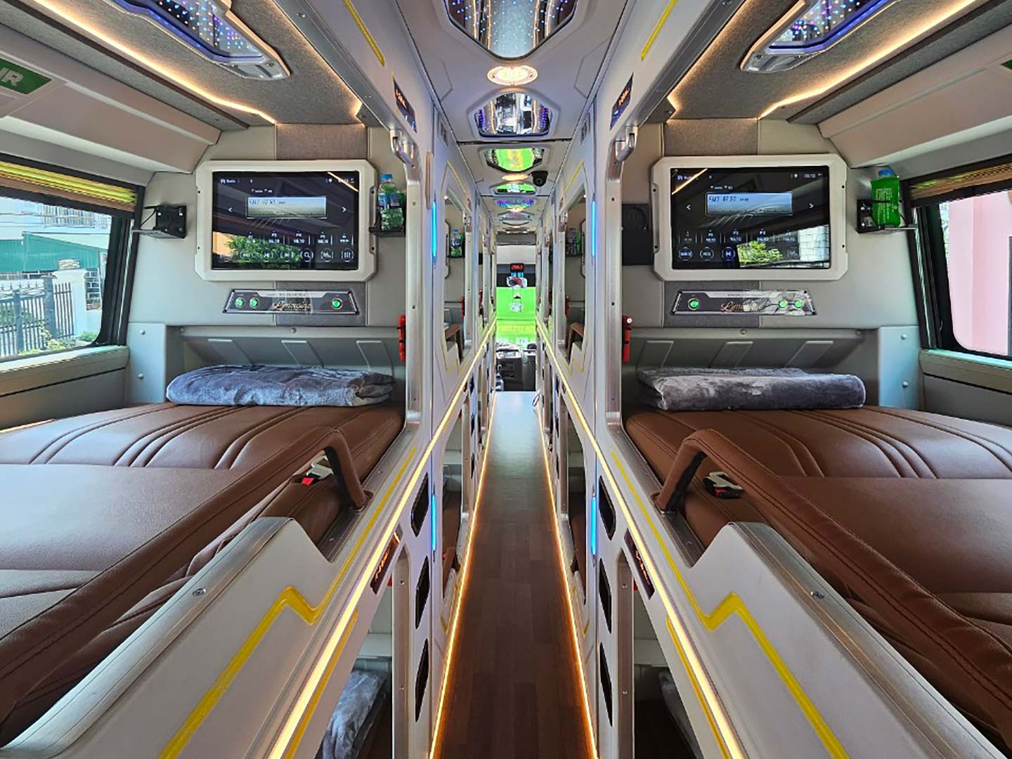 HK Open Tour: Hanoi – Sapa Bus VIP Cabin